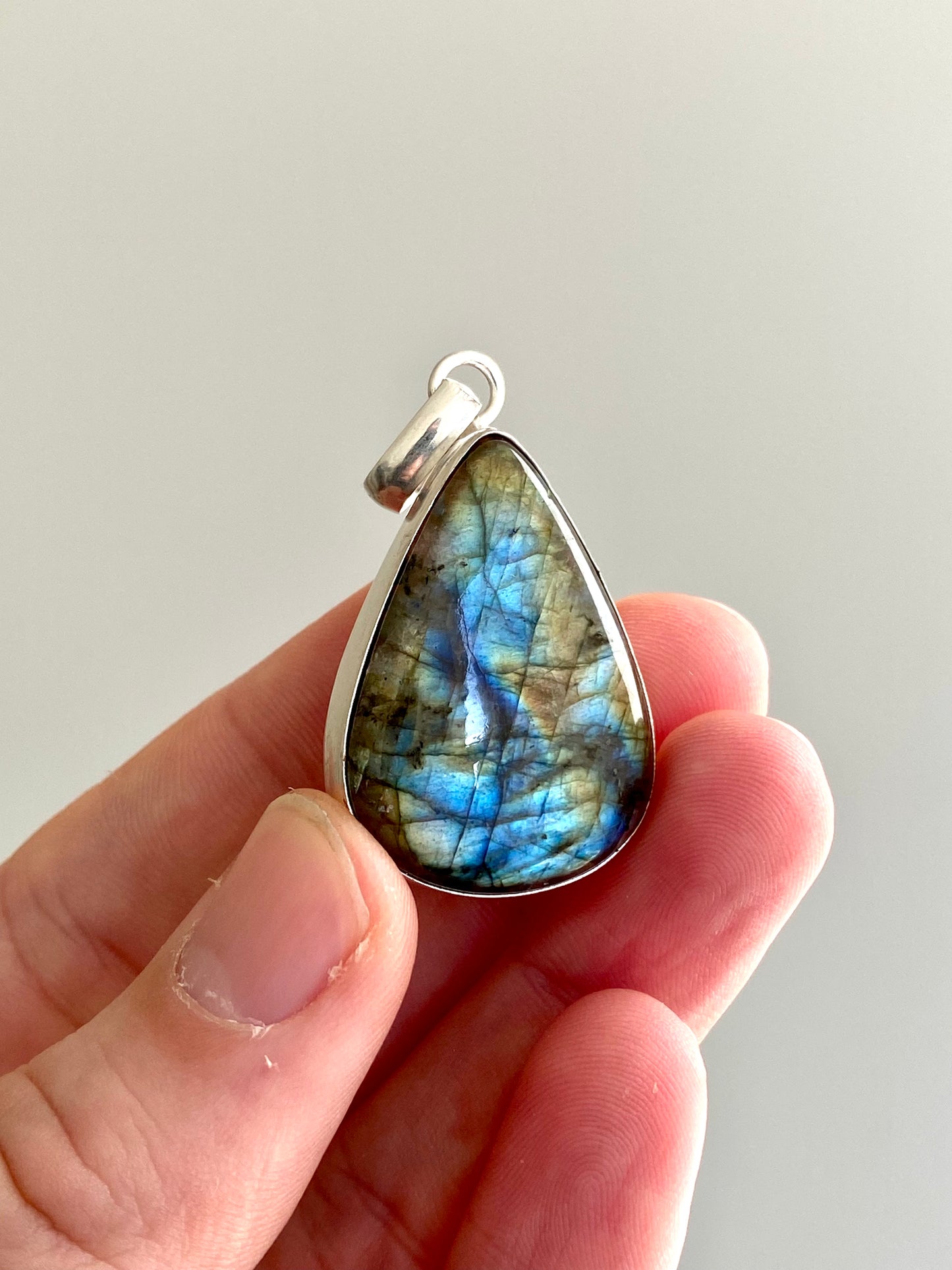 Labradoriet hanger aan ketting, mineraal sieraad