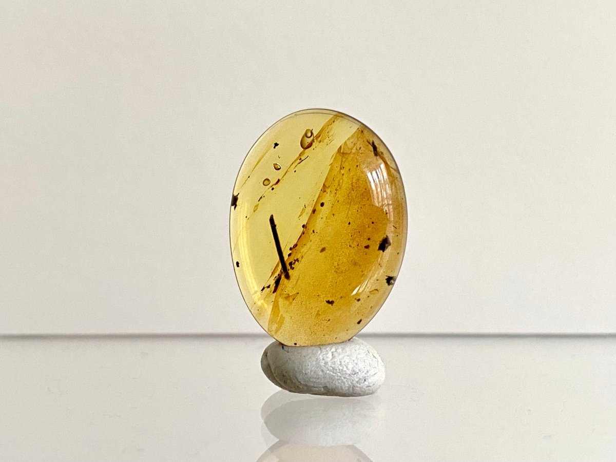 0.96" Burmese Amber fossil with an Enhydro Active water bubble (Burmite amber) - FossilsAndMore