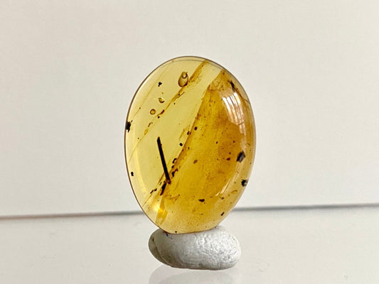 0.96" Burmese Amber fossil with an Enhydro Active water bubble (Burmite amber) - FossilsAndMore