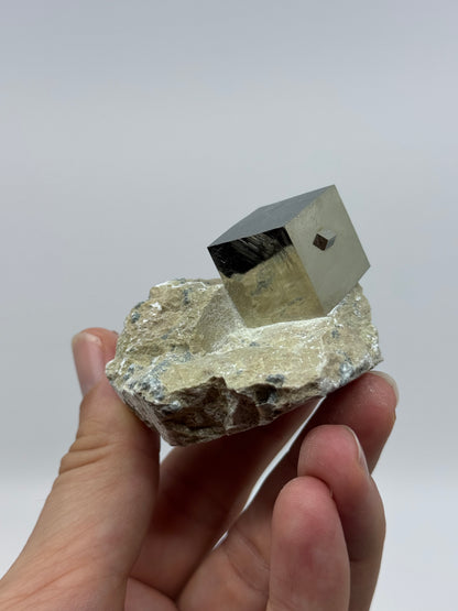 Pyriet op Matrix uit Navajún een Natuurlijk Kubisch Kristal (06)