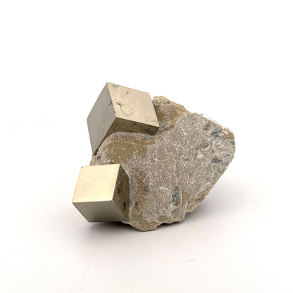 Pyriet op Matrix uit Navajún een Natuurlijk Kubisch Kristal (07)