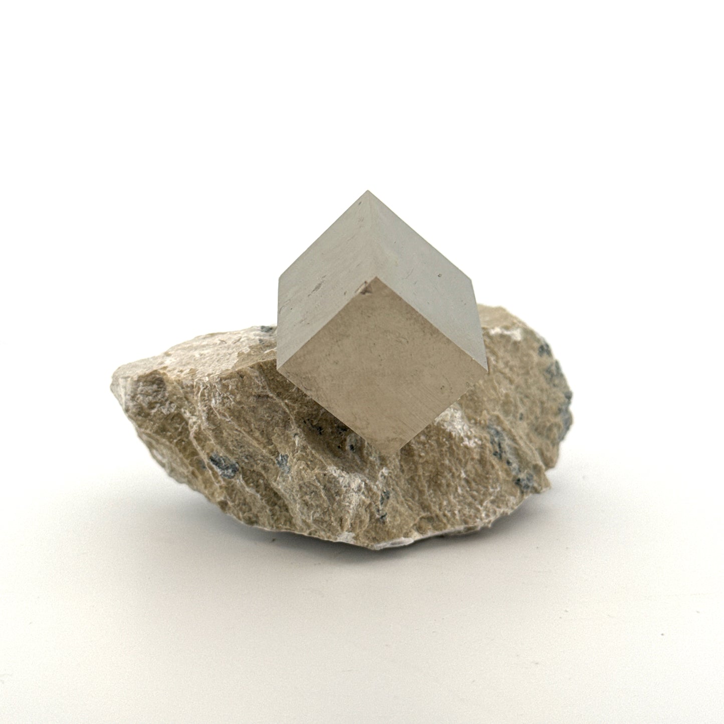 Pyriet op Matrix uit Navajún een Natuurlijk Kubisch Kristal (02)