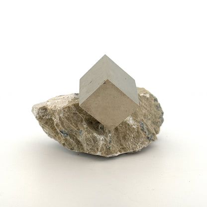Pyriet op Matrix uit Navajún een Natuurlijk Kubisch Kristal (02)