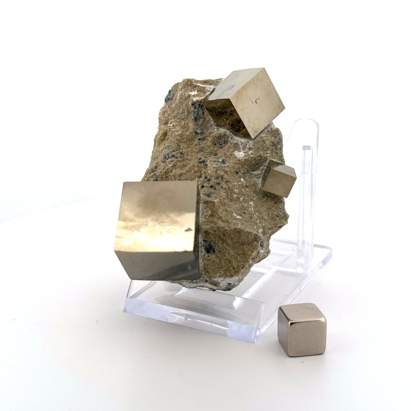Pyriet op Matrix uit Navajún een Natuurlijk Kubisch Kristal (08)