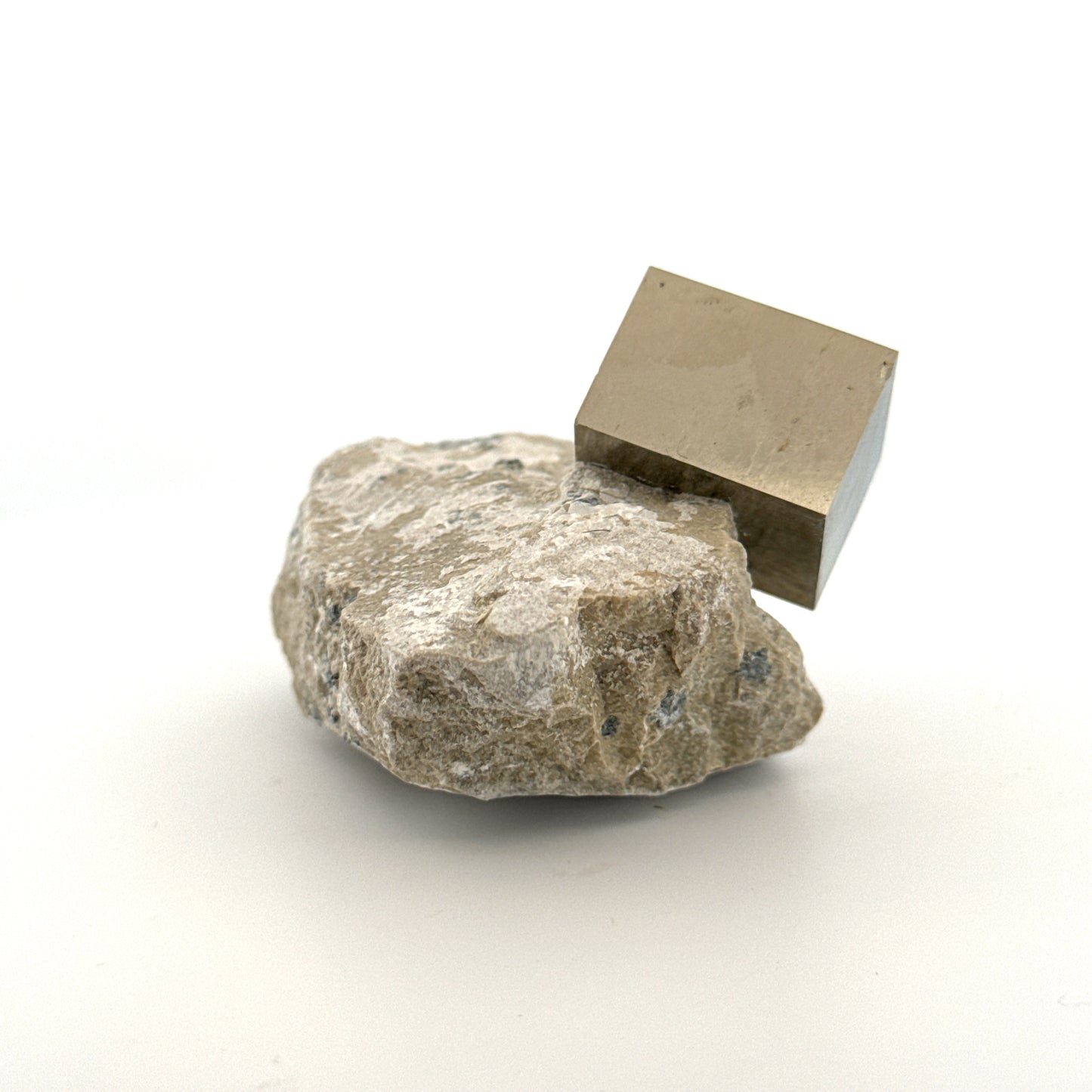 Pyriet op Matrix uit Navajún een Natuurlijk Kubisch Kristal (02)