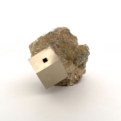 Pyriet op Matrix uit Navajún een Natuurlijk Kubisch Kristal (06)