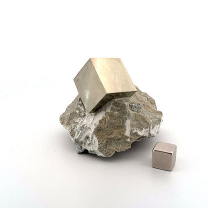 Pyriet op Matrix uit Navajún een Natuurlijk Kubisch Kristal (04)