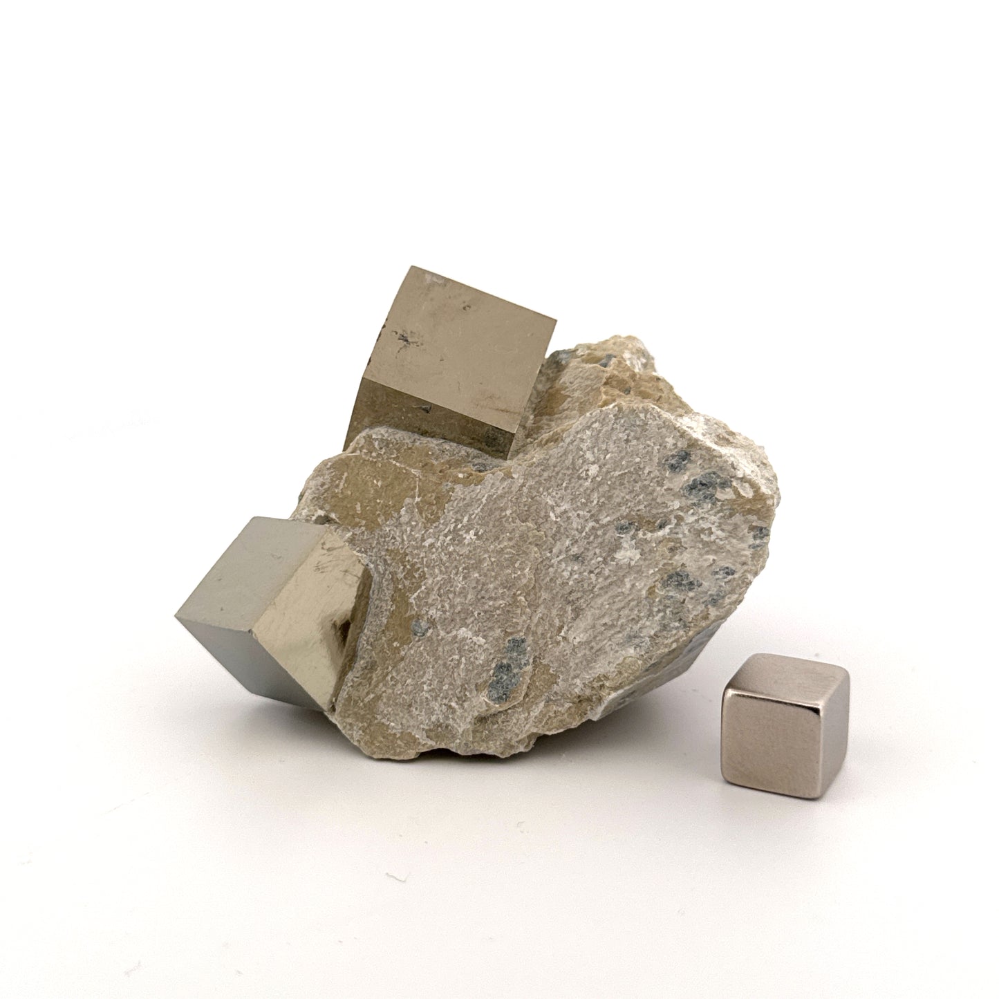 Pyriet op Matrix uit Navajún een Natuurlijk Kubisch Kristal (07)