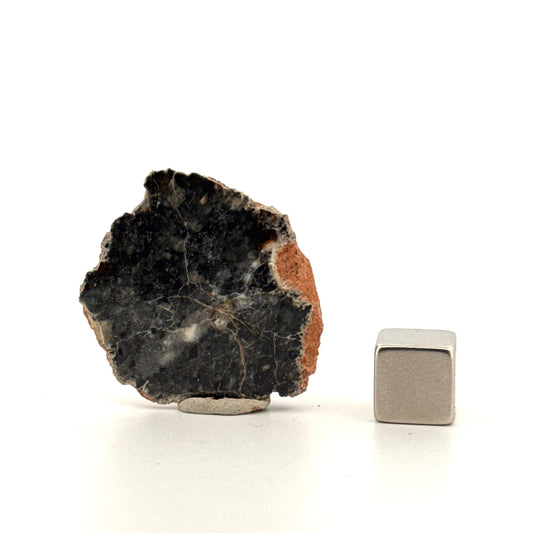 Gepolijste uiteinde van een maanmeteoriet | 6 gram | Authentieke Bechar 007 maansteen