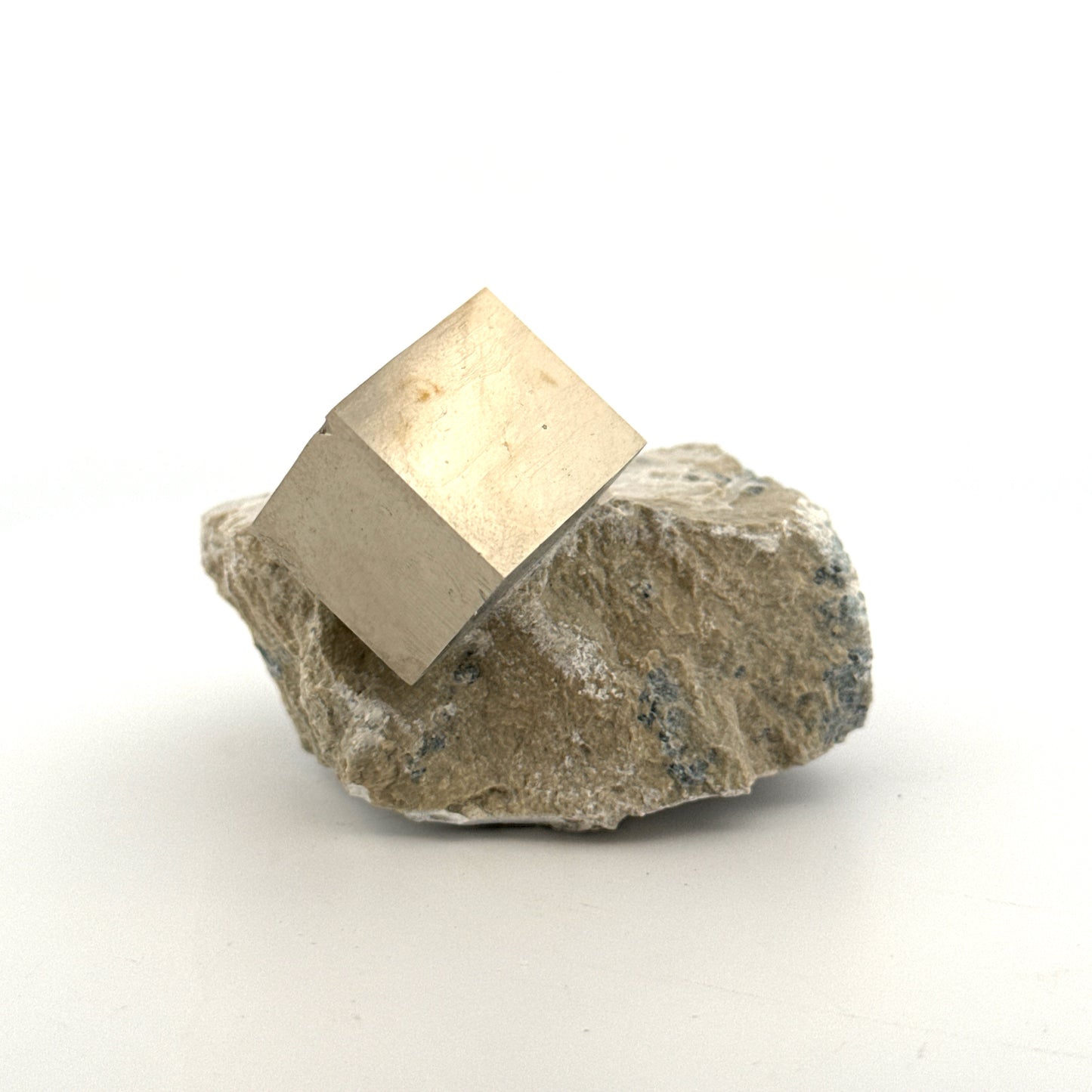 Pyriet op Matrix uit Navajún een Natuurlijk Kubisch Kristal (02)