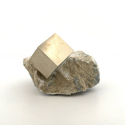 Pyriet op Matrix uit Navajún een Natuurlijk Kubisch Kristal (02)