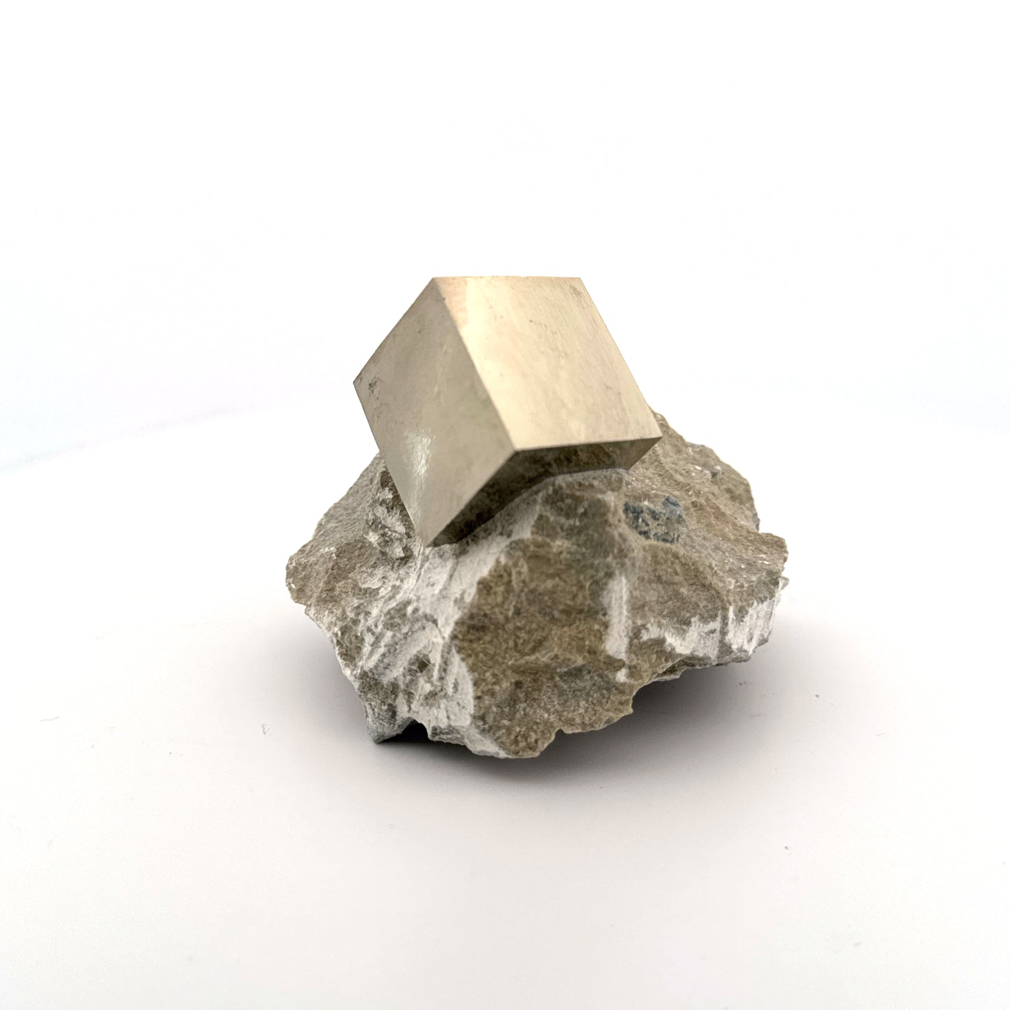 Pyriet op Matrix uit Navajún een Natuurlijk Kubisch Kristal (04)