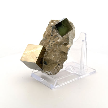 Pyriet op Matrix uit Navajún een Natuurlijk Kubisch Kristal (08)