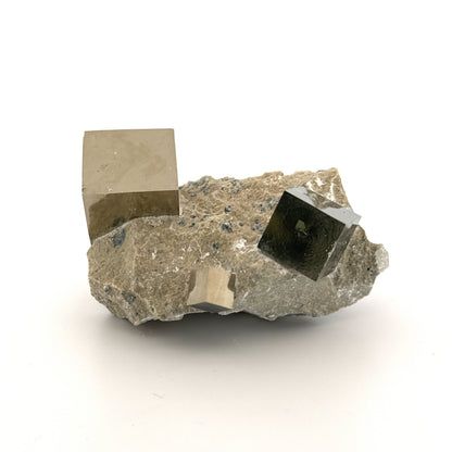 Pyriet op Matrix uit Navajún een Natuurlijk Kubisch Kristal (08)