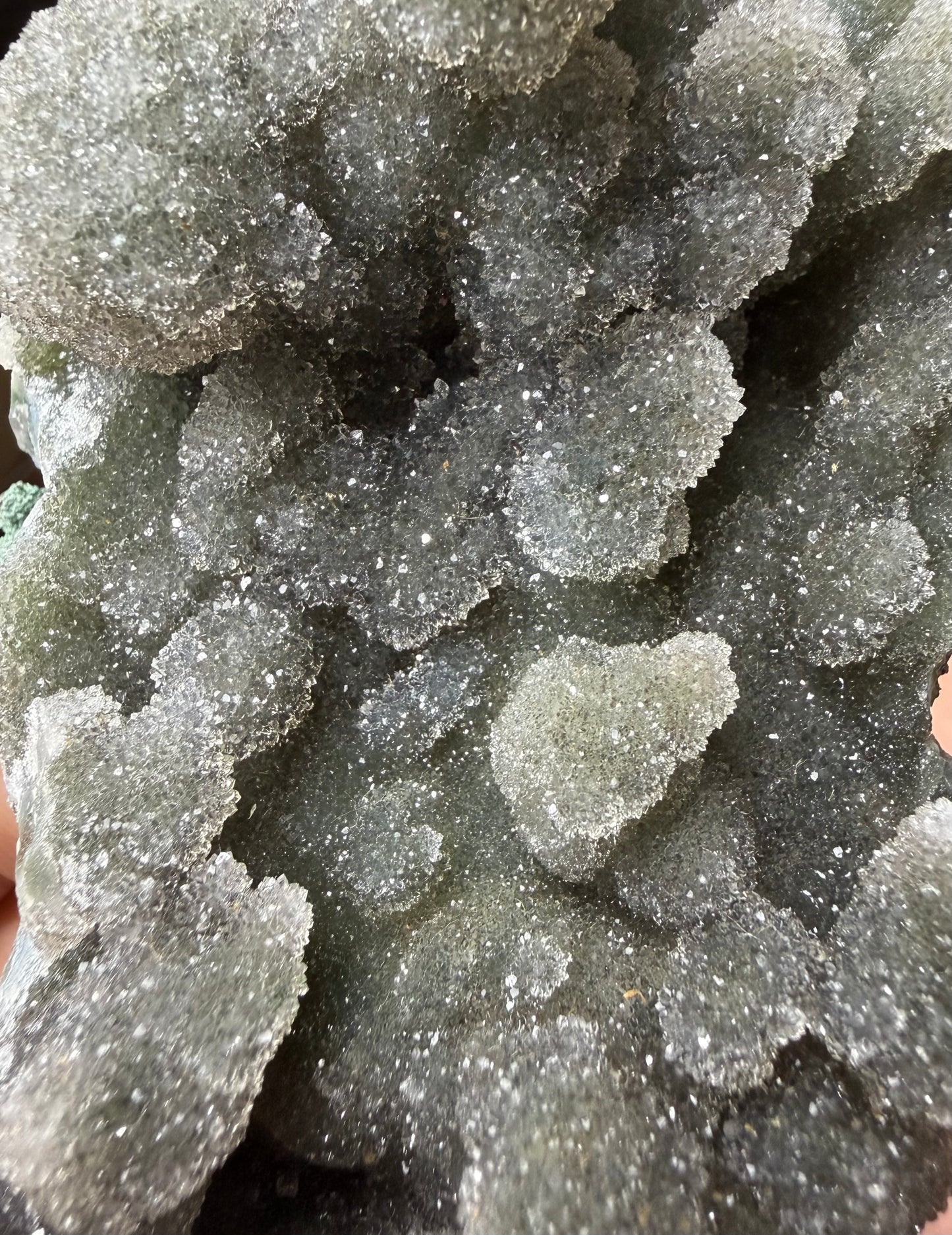 Groene Kwarts Kristallen op Maatwerk Metalen Standaard uit Brazilië