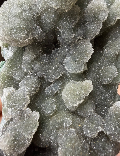 Groene Kwarts Kristallen op Maatwerk Metalen Standaard uit Brazilië