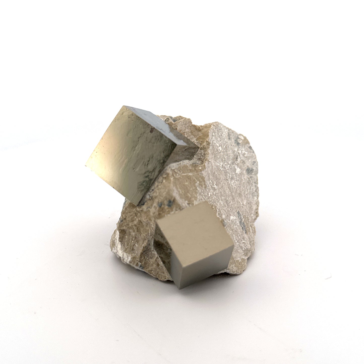 Pyriet op Matrix uit Navajún een Natuurlijk Kubisch Kristal (07)