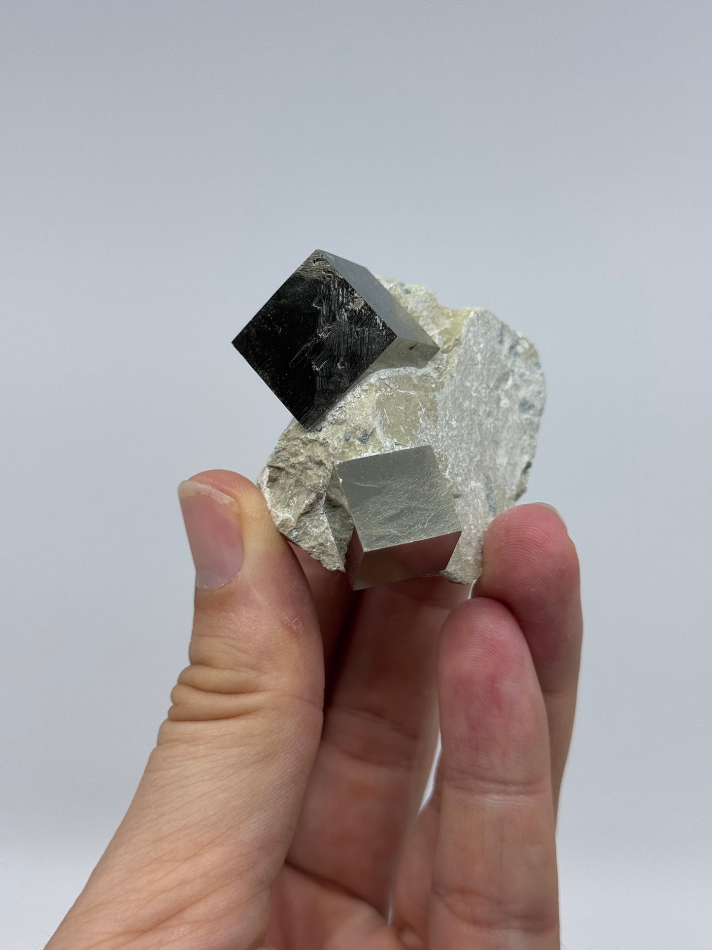 Pyriet op Matrix uit Navajún een Natuurlijk Kubisch Kristal (07)