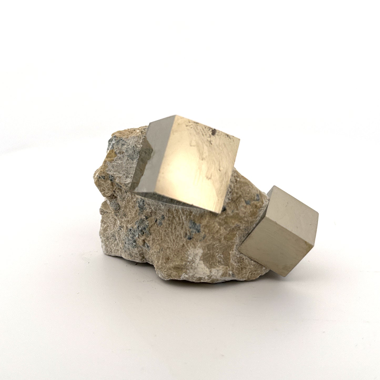 Pyriet op Matrix uit Navajún een Natuurlijk Kubisch Kristal (07)