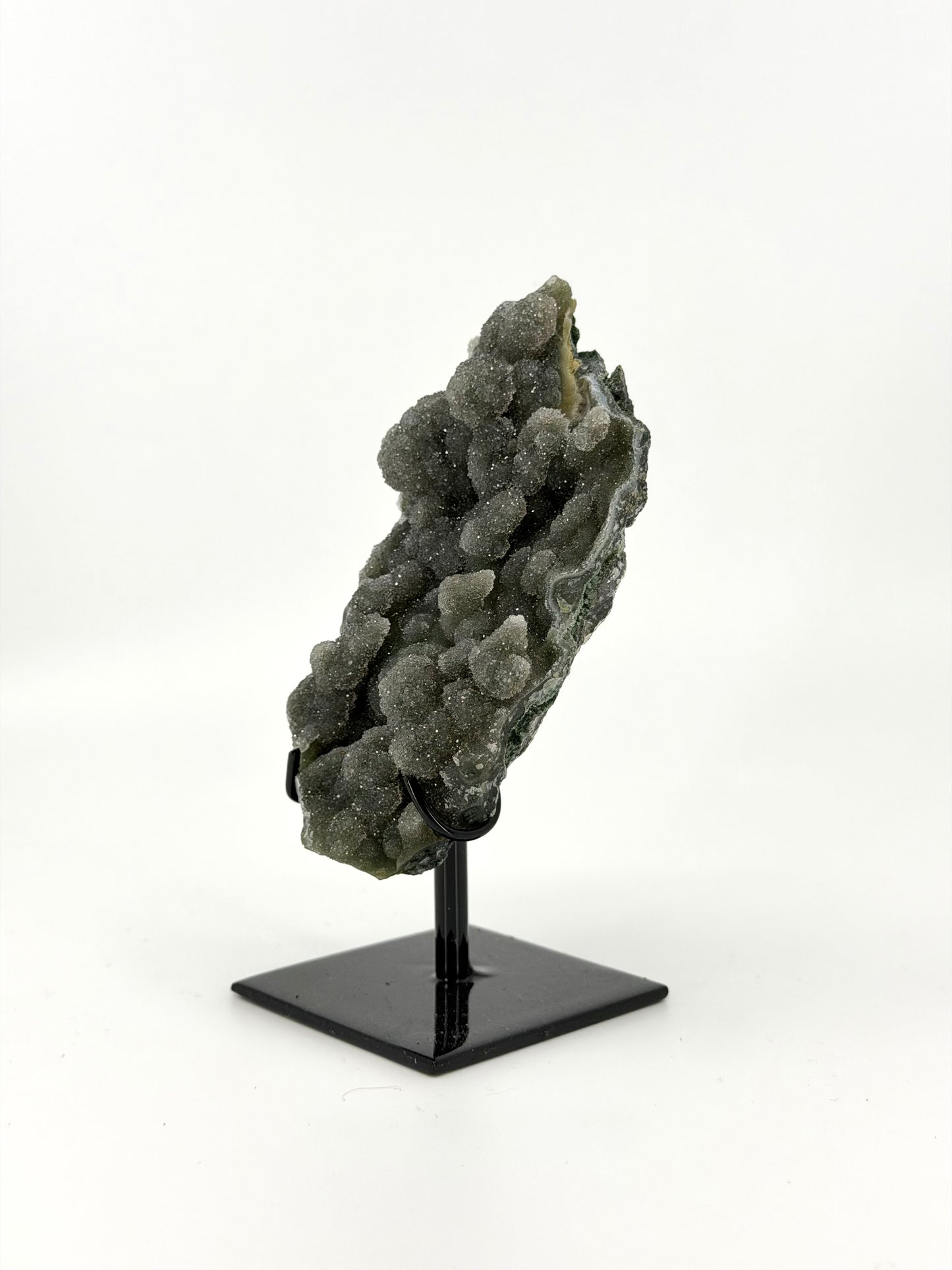 Groene Kwarts Kristallen op Maatwerk Metalen Standaard uit Brazilië