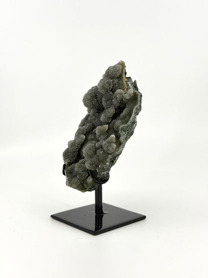 Groene Kwarts Kristallen op Maatwerk Metalen Standaard uit Brazilië